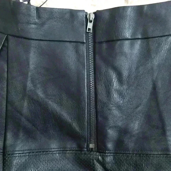 Harve Benard Faux Leather Skirt - Picture 4 of 5